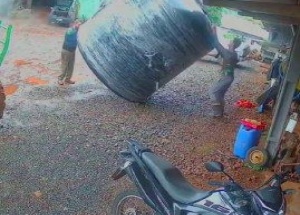 Двое бразильских рабочих разгружали огромный резервуар для воды и в какой-то момент потеряли друг друга из виду