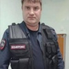 Кемеровский автослесарь в форме полицейского отлавливал самокатчиков. Мужчина...