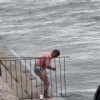 Водные процедуры в Неве. Горожане переживали отключение горячей воды кто как...