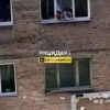 Новосибирцы обеспокоены поведением детей, которых уже на протяжении двух месяцев наблюдают играющими у открытого окна в доме на Жилиной.