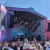 🎤Несмотря на жару, в центре Владивостока очень много желающих оценить концерт.