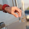 За выброшенный из окна автомобиля окурок россиян ждет штраф - юристы
