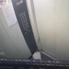 Мужчина в Самаре лишился фаланги пальца из-за поводка в лифте.