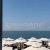 Обстановка в Адлере: на пляже громкоговоритель призывает людей укрыться из-за беспилотной опасности, с другой стороны мужик в мегафон приглашает всех на морскую прогулку к дельфинам