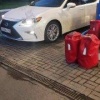 Водитель Lexus проигнорировал очередь на заправку и заехал под «кирпич»