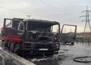 Водитель успел выскочить из горящей кабины грузовика, который вспыхнул на КАД