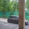 Мужчина в одежде курьера раскидывал закладки в подъездах