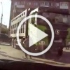 Мальчик на самокате чуть не угодил под колеса самосвала на Комбинатской