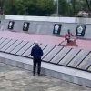 😳 Мальчик гулял по плитам с фамилиями погибших во время ВОВ в Артеме