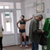 Эксцентричного мужчину в лифчике заметили в ТЦ «Кристалл» в Новозыбкове