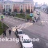 Момент аварии в Екатеринбурге, где на «зебре» сбили самокатчика.