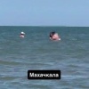 В Махачкале на пляже девушка занялась сексом с двумя мужчинами по очереди....