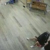 В ТЦ Авиапарк две сестры в розовых платьях напали на полицейских.