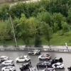 В Екатеринбурге компания перекрыла дорогу, чтобы потанцевать в честь жениха....