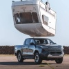 Toyota повторила легендарный тест Top Gear — новый электрический Hilux сбросили с высоты вместе с автодомом.
