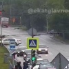 😰 На улице Титова в Екатеринбурге произошло трагическое ДТП с участием мотоциклиста