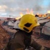 Склад со строительными материалами тушат в Подмосковье
