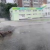 Возле дома №217/1 на Бориса Богаткова из колодца на асфальт вытекают потоки горячей воды