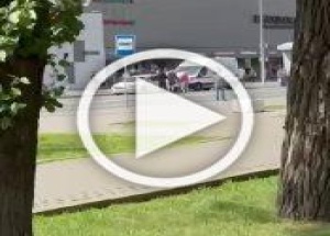 На Автозаводской девушку насильно посадили в автомобиль около торгового центра.