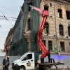 Особняк Миллера на Исаакиевской площади после пожара обтянули зеленой сеткой....