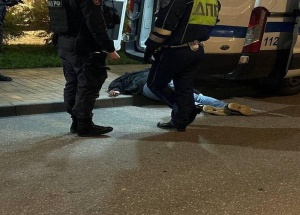 Питерский пьяный автохам спустил шины девушке из-за парковочного места, а когда прибыли полицейские — изобразил приступ