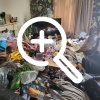 В Междуреченске мужчина захламил квартиру мусором — полиция провела проверку и отправила его на лечение.