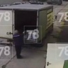 Дверь ударила по лицу грузчика в Лесколово 🇷🇺 Источник: ЧП ПИТЕР