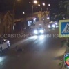В Казани мужчина решил пересечь оживлённую трассу на четвереньках....