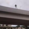 В Индии бродяга внезапно решил повторить трюк Джеки Чана и прыгнул с моста в...