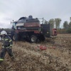 На сельхозполе неподалёку от деревни Усолка загорелся зерноуборочный комбайн....