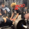 190-килограммовая штанга придавила 14-летнего зумера в США.