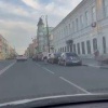 На плечах девушка, а в руках два пакета: такого водителя электросамоката засняли на дороге в Самаре. Он ехал между машинами.