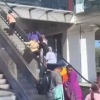 В Швеции местные жители сняли, как семь приезжих мигранток на протяжении...
