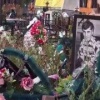 В Тюмени перед 1 сентября сняли на видео, как мужчина забирает цветы с могилы и уезжает на 