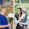 Спустя 12 лет спасённая после отравления уксусом девочка встретилась со своим...