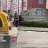 Трактор без водителя протаранил несколько припаркованных автомобилей и раздавил машину такси в Бутово