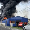 В Брянске ликвидируют пожар в складском помещении