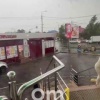 В Омске балкон упал прямо на местную жительницу