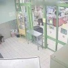 На Ясеневой улице двое пьяных мужчин украли из магазина бутылку водки, угрожая продавцу ножом, сообщили в столичном ГУ МВД.