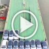 Залипательное: вот как в Китае загружают тачки на паром.
