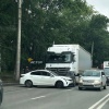 Тягач Mercedes-Benz Actros развернул поперёк дороги седан Kia Rio на улице Петухова в районе гипермаркета Лента