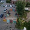 Частный детсад устроил свои порядки во дворе: работники пристроили площадку и сами обрезают деревья. Законно ли это?