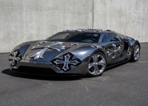 Chrome Hearts скрестили с Bugatti Veyron 16.4 — правда, пока только в виде концепта. Кузов покрыли фирменными крестами бренда, добавили хромированные детали и кастомную оптику.