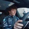 Лидер «Формулы-1» НЕ СМОГ припарковать Mercedes — Кими Антонелли во время съёмок рекламы немецкого бренда сдавал назад и врезался в забор.