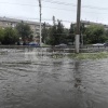 Правый берег встал в огромных пробках. Из-за сильного дождя движение на...