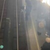 Вот так достают вещи, упавшие на рельсы в метро. Если вы уронили что-то на...