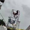 В храме Яватмал на ярмарке волосы женщины застряли в механизме карусели. В...