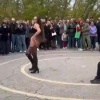 В Самаре девушка показала сиськи и станцевала стриптиз посреди улицы — мероприятие организовал местный мотоклуб.