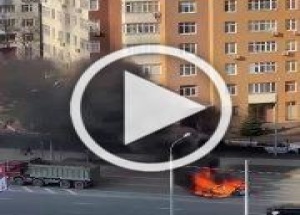 Тesla сгорела после ДТП у ТЦ Авиапарк