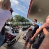 Женщина дала отпор мотоциклистам, пытавшимся пролезть без очереди на АЗС в Краснодаре